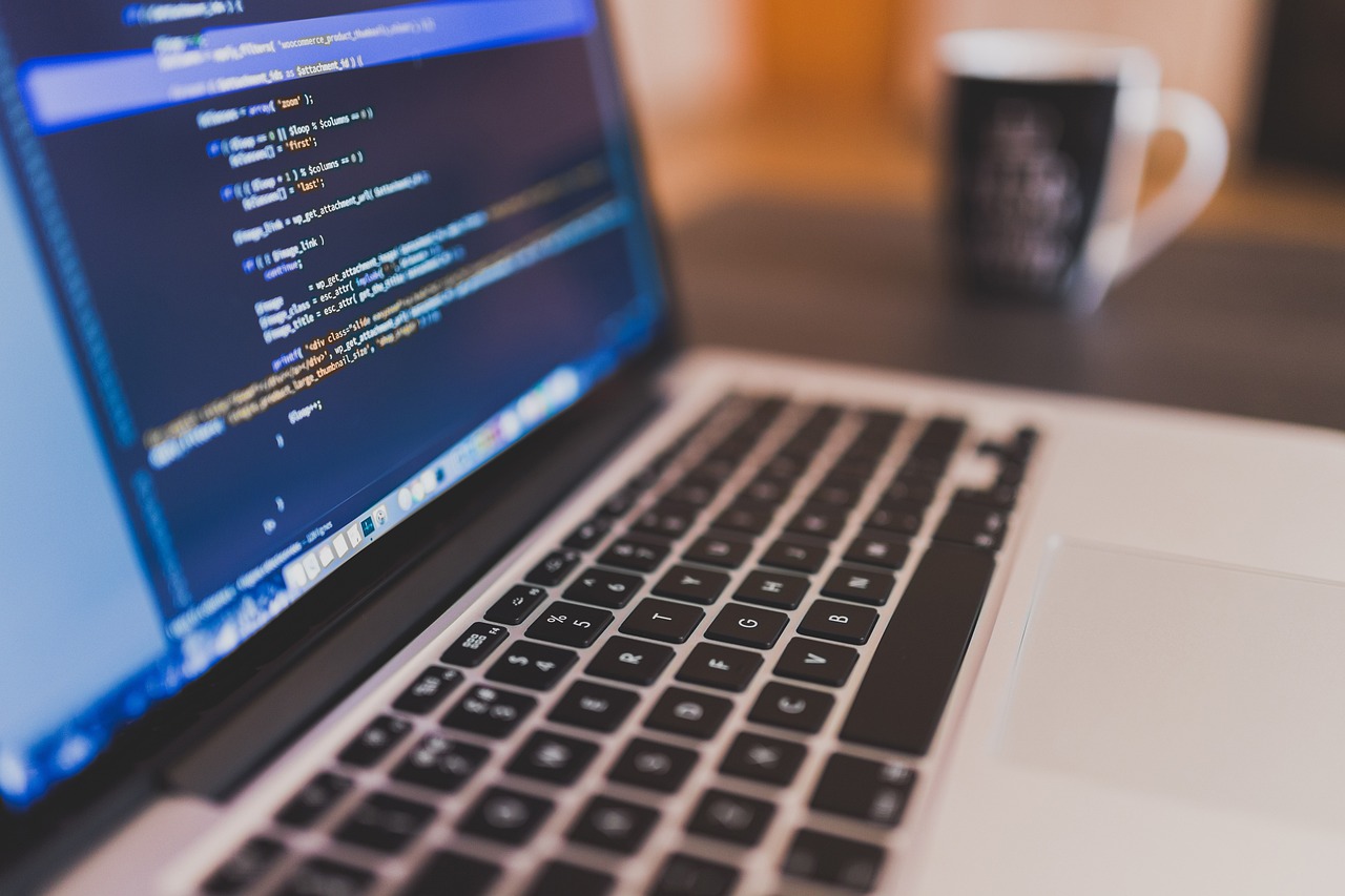 Zukunftstechnologien in Stuttgart Laptop mit Programmcode zu Zukunftstechnologien in Stuttgart und digitaler Industrie